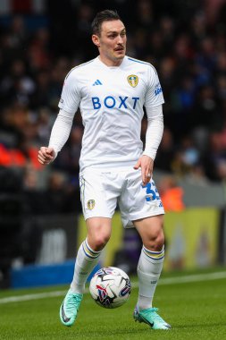 Leeds United takımından Connor Roberts 13 Nisan 202 'de Leeds Road, Leeds, İngiltere' de Leeds United ve Blackburn Rovers maçında topa vuruyor.