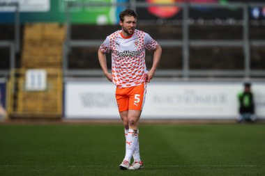 Blackpool takımından Matthew Pennington 13 Nisan 202 'de Brunton Park, Carlisle, İngiltere' de Carlisle United ile Blackpool maçında karşılaştı.
