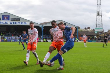 Blackpool 'dan Marvin Ekpiteta, Carlisle United takımından Jack Armer' ı 13 Nisan 202 'de Brunton Park, Carlisle, İngiltere' de oynanan Sky Bet 1 karşılaşmasında yendi.