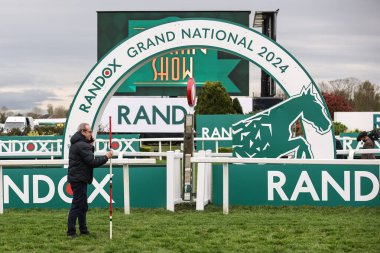 Saha personeli, 13 Nisan 202 'de Aintree Yarış Pisti, Liverpool' da düzenlenen 2024 Ulusal Randoks Günü 'nde Ulusal Bayram öncesinde son satırdaki video teknolojisini kontrol etti.