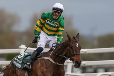 Paul Townend, 13 Nisan 202 'de Aintree Yarış Pisti, Liverpool' da düzenlenen 2024 Ulusal Randox Grand Handicap Chase 'i I Am Maximus' ta kazandı.