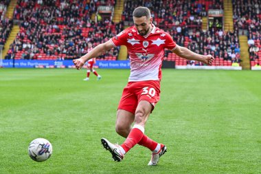 Barnsley 'den Adam Phillips topu geçiyor. 1. Gökyüzü İddia Ligi maçı sırasında Barnsley, Oakwell, Barnsley, Birleşik Krallık' ta 13 Nisan 202 'de Reading' e karşı.