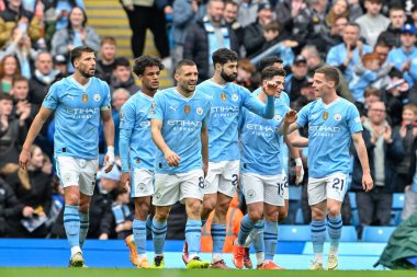 Manchester City 'den Joko Gvardiol, 13 Nisan 2024 tarihinde Etihad Stadyumu' nda oynanan Premier League maçında Manchester City-Luton Town maçına katılma golünü kutluyor.