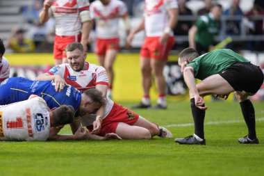 Hakem Jack Smith, Warrington Wolves 'tan James Harrison' ın Betfred Challenge Cup Quarter Finali 'nde St Helens-Warrington Wolves maçında gol atmak için sahaya dalışını kontrol ediyor.