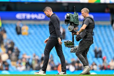 Luton Town 'un teknik direktörü Rob Edwards, Premier League maçında Manchester City ile Luton Town maçında 13 Nisan 202' de Etihad Stadyumu 'nda sahadan çıkarken üzgün görünüyor.