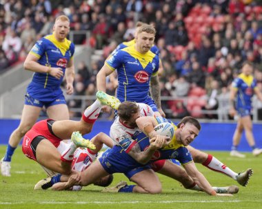 St. Helens 'den Daryl Clark, Betfred Challenge Kupası çeyrek final karşılaşmasında Warrington Wolves' tan Danny Walker 'ı yere serdi. St Helens, St Helens' e karşı Wicked Stadyumu, St Helens, Birleşik Krallık, 14 Nisan 202