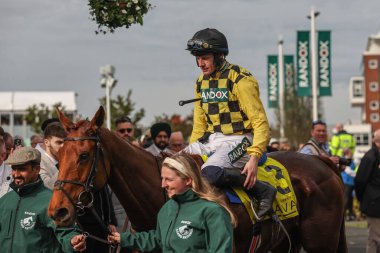 Paul Townend, 12 Nisan 2024 'te Aintree Yarış Pisti' nde düzenlenen Randoks Grand 2024 Bayanlar Günü 'nde saat 16.40' da Cavani Sartorial Erkek giyim Sefton Novices (Sınıf 1) ödülünün kazanmasını kutluyor.