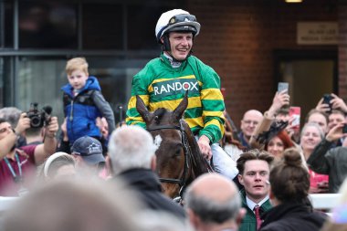 Paul Townend gülümseme dolu, 13 Nisan 202 'de Aintree Yarış Pisti' nde I Am Maximus 'ta Randox Grand Engelli Takibi' ni kazandıktan sonra kazananların arasına karışıyor.