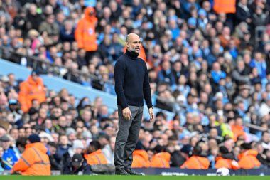 Manchester şehrinin Pep Guardiola teknik direktörü, Premier League maçı sırasında Manchester City ile Luton Town, Etihad Stadyumu, Manchester, Birleşik Krallık, 13 Nisan 202