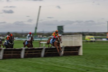 Aintree Yarış Pisti, Liverpool 'da düzenlenen Randox Grand National 2024 Kadınlar Günü' nde Jack Quinlan 'ın bindiği Lookaway, 12 Nisan 202