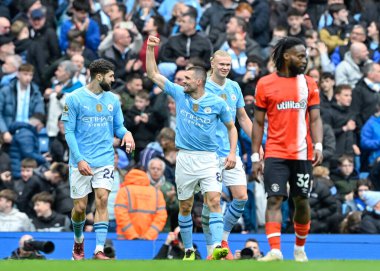 Manchester City 'den Mateo Kovai, 13 Nisan 2024 tarihinde Etihad Stadyumu' nda oynanan Premier League maçında Manchester City ile Luton Town maçında 2-0 Manchester City 'ye çıkma golünü kutluyor.