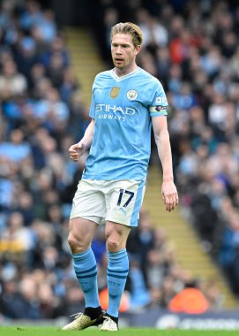 Manchester City 'den Kevin De Bruyne, Premier League maçı sırasında Manchester City ile Luton Town Etihad Stadyumu' nda, 13 Nisan 202