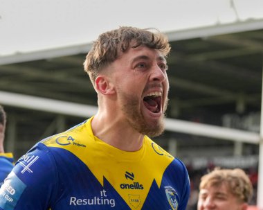 Warrington Wolves 'tan Matty Ashton, 14 Nisan 202' de St Helens-Warrington Wolves 'a karşı oynanan Betfred Challenge Kupası çeyrek final maçında taraftarların önünde kutlama yapıyor.
