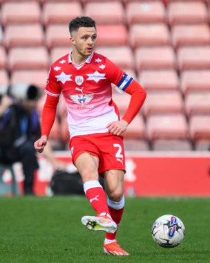 Barnsley 'den Jordan Williams topu Gök Bahis Ligi 1 maçında Barnsley, Oakwell, Barnsley, İngiltere' de Reading 'e karşı, 13 Nisan 202' de pas attı.