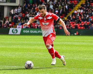 Barnsley 'den Nicky Cadden 13 Nisan 202' de Oakwell, Barnsley, İngiltere 'de oynanan Sky Bet 1 maçında topa vuruyor.