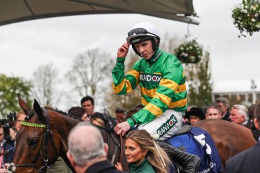 Mark Walsh 'un sürdüğü yol, Aintree Yarış Pisti Liverpool' da düzenlenen Randox Grand National 2024 Kadınlar Günü sırasında saat 13.45 Huyton Asphalt Franny Blennerhassett Memorial Mildmay Steeple Chase 'i (Sınıf 1) kazanmayı kutlamaktadır.