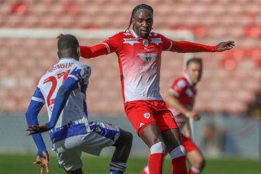 Barnsley 'den Amadou Mbengue ve Devante Cole, 13 Nisan 202' de Oakwell, Barnsley, İngiltere 'de oynanan Sky Bet 1 maçı sırasında top için savaştılar.
