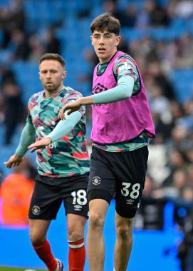 Luton Town 'dan Joe Johnson 13 Nisan 202' de Etihad Stadyumu 'nda oynanan Premier League maçında ısınıyor.