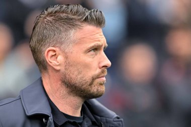 Luton Town 'un teknik direktörü Rob Edwards, Premier League maçında Manchester City ile Luton Town arasında Etihad Stadyumu, Manchester, İngiltere, 13 Nisan 202