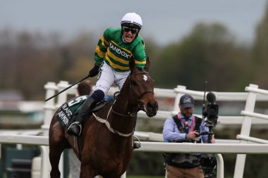 Paul Townend, 13 Nisan 202 'de Aintree Yarış Pisti, Liverpool' da düzenlenen 2024 Ulusal Randox Grand Handicap Chase 'i I Am Maximus' ta kazandı.