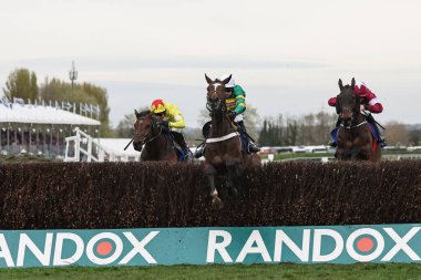 Nico De Boinville 'in bindiği Jonbon, 12 Nisan 202' de Aintree Yarış Pisti 'nde düzenlenen Randox Grand National 2024 Bayanlar Günü' nde çitten atladı.