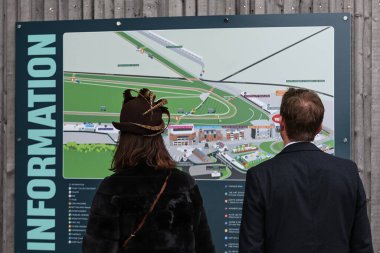 Yarışçılar 13 Nisan 202 'de Aintree Yarış Pisti, Liverpool, İngiltere' ye Randox Büyük Ulusal Günü 2024 'te geldiler.