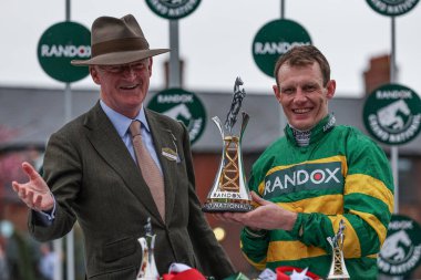 Willie Mullins (L) ve Paul Townend (R), I Am Maximus 'un 13 Nisan 202' de Aintree Yarış Pisti 'nde Randox Grand Handicap Chase yarışını kazanmasının ardından kazandılar.