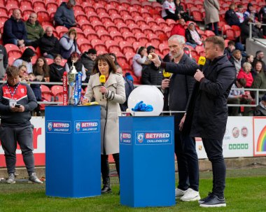 BBC yorumcusu Kevin Brown, Betfred Challenge Kupası çeyrek final maçının devre arasında St Helens vs Warrington Wolves maçında Wicked Stadyumu, St Helens, Birleşik Krallık, 14 Nisan 2024 'te oynanan Bayanlar Yarışma Finali yarı final maçında bir top çekiyor.