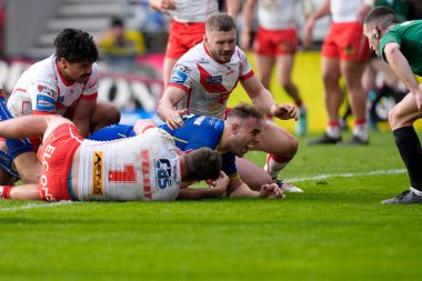 Warrington Wolves takımından James Harrison, 14 Nisan 202 'de St Helens-Warrington Wolves maçında Betfred Challenge Cup çeyrek final maçında gol atmak için çizgiyi geçti.