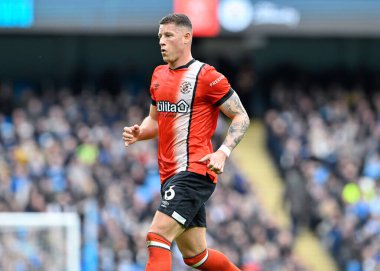Luton Town 'dan Ross Barkley, Premier Lig maçı sırasında Manchester City ile Luton Town Etihad Stadyumu, Manchester, Birleşik Krallık, 13 Nisan 202