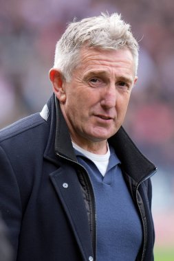 Eski Rugby Ligi efsanesi Jonathan Davies, Betfred Challenge Kupası çeyrek final maçında BBC tarafından St Helens-Warrington Wolves maçında tamamen Wicked Stadyumu, St Helens, Birleşik Krallık, 14 Nisan 202 'de röportaj yaptı.