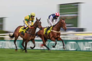 The Cavani Sartorial Mentorial Sefton Novices (Sınıf 1), Aintree Yarış Pisti 'nde düzenlenen Randox Grand 2024 Bayanlar Günü sırasında, 12 Nisan 2024' te Kielan Woods tarafından sürülen müzik kutusu.