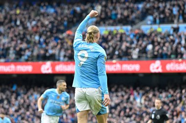 Manchester City 'den Erling Haaland 13 Nisan 202' de Etihad Stadyumu 'nda oynanan Premier League maçında Manchester City ile Luton Town maçında 1-0' lık Manchester City maçına çıkma golünü kutluyor.