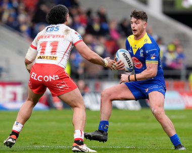 Warrington Wolves takımından Jordy Crowther, Betfred Challenge Kupası çeyrek final maçında St. Helens - Warrington Wolves maçı sırasında St. Helens, St Helens, Birleşik Krallık 'ta 14 Nisan 2024' te Sione Matautia 'da koşuyor.