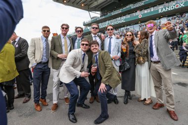 Yarışçılar, Aintree Yarış Pisti, Liverpool, İngiltere 'de düzenlenen Randox Grand National 2024 Bayanlar Günü' nde atmosferin keyfini çıkarıyorlar.