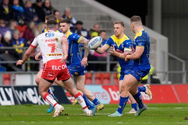 Warrington Wolves 'tan George Williams topu Warrington Wolves' tan Matt Dufty 'e veriyor. Betfred Challenge Kupası çeyrek final maçında St Helens - Warrington Wolves maçı, St Helens - Wicked Stadyumu, Birleşik Krallık, 14 Nisan 202