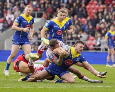 St. Helens 'den Daryl Clark, Betfred Challenge Kupası çeyrek final karşılaşmasında Warrington Wolves' tan Danny Walker 'ı yere serdi. St Helens, St Helens' e karşı Wicked Stadyumu, St Helens, Birleşik Krallık, 14 Nisan 202