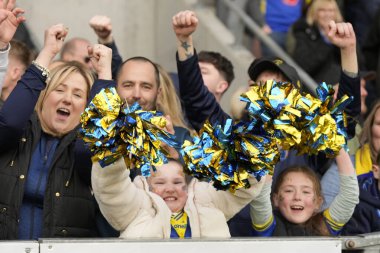 Genç Tel taraftarları, 14 Nisan 202 'de St Helens-Warrington Wolves maçında oynanan Betfred Challenge Kupası çeyrek final maçı sonrasında 8-31' lik galibiyetlerini kutluyorlar.