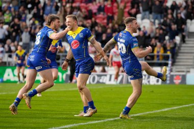 Warrington Wolves 'tan Connor Wrench, 14 Nisan 202' de St Helens-Warrington Wolves maçında Betfred Challenge Cup çeyrek final maçında gol atmasını kutluyor.