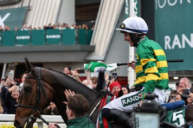 Paul Townend, 13 Nisan 202 'de Aintree Yarış Pisti, Liverpool, Birleşik Krallık' ta düzenlenen Randox Grand Handicap Chase 'i I Am Maximus' ta kazandıktan sonra kazananlar bölümünde yer aldı.