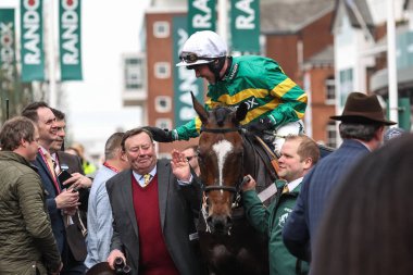 Nico De Boinville, 12 Nisan 202 'de Liverpool, Aintree Yarış Pisti' nde düzenlenen Randox Grand 2024 Bayanlar Günü 'nde Emeklilik Uzmanı Melling Chase' i (1. sınıf) 15: 30 'da kazanmasını kutluyor.