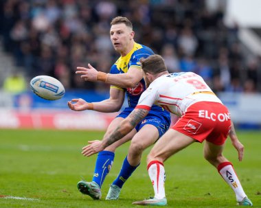 Warrington Wolves 'tan George Williams, Betfred Challenge Kupası çeyrek final maçında pas veriyor. St Helens - Warrington Wolves maçı, St Helens, St Helens, İngiltere, 14 Nisan 202