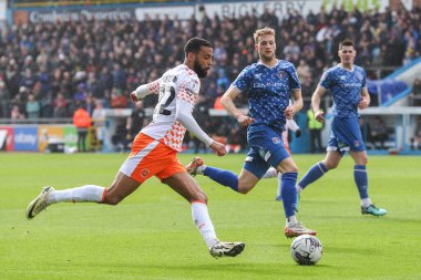 Blackpool 'dan CJ Hamilton, 13 Nisan 202' de Brunton Park, Carlisle, İngiltere 'de oynanan Sky Bet 1 karşılaşmasında topu ileri taşıyor.