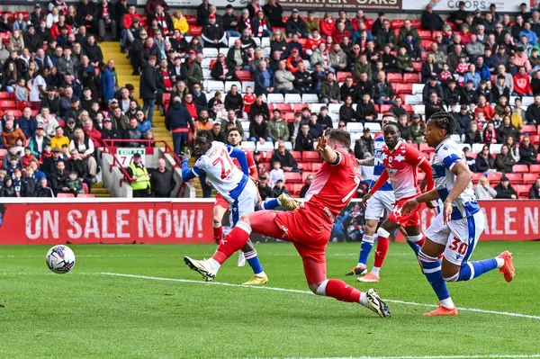 Barnsley 'den Nicky Cadden, 13 Nisan 202' de Oakwell, Barnsley 'de oynanan Sky Bet 1 karşılaşmasında haça tepki göstermekte başarısız oldu.