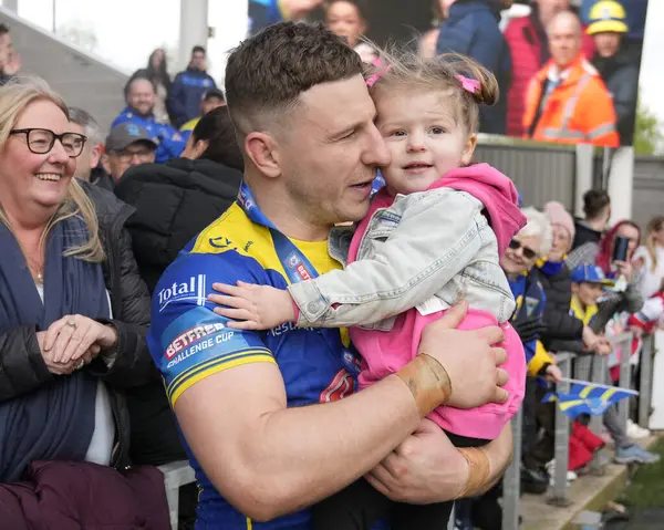 George Williams Warrington Wolves Holds His Daughter Betfred Challenge Cup — Stock Photo, Image