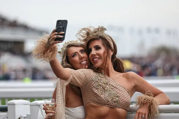 Racegoers Enjoy Atmosphere Randox Grand National 2024 Ladies Day Aintree — Stock Photo, Image