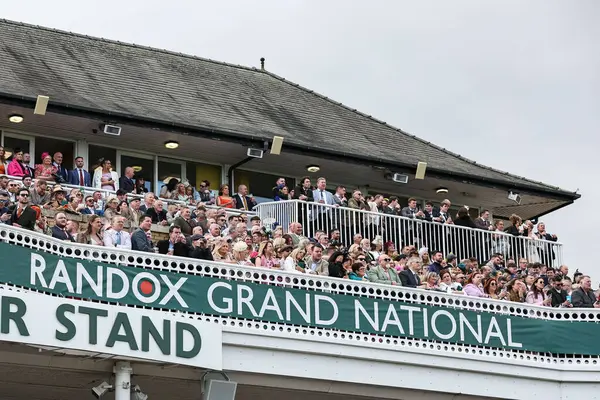 在2024年4月13日于英国利物浦艾因特里赛马场举行的Randox Grand National Handicap Chase Randox Grand National Handicap Chase — 图库照片