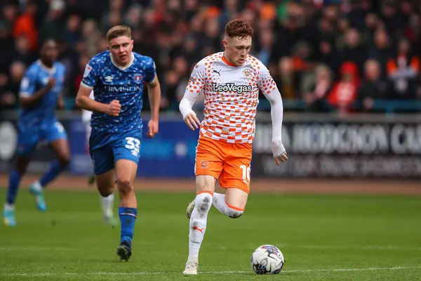 Blackpool 'dan Sonny Carey, 13 Nisan 202' de Brunton Park, Carlisle, İngiltere 'de oynanan Sky Bet 1 karşılaşmasında topla ileri gidiyor.