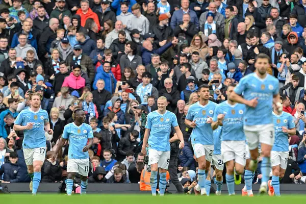 Manchester City 'den Erling Haaland 13 Nisan 202 tarihinde Etihad Stadyumu' nda oynanan Premier League maçında Manchester City ile Luton Town maçına katılma golünü kutluyor.