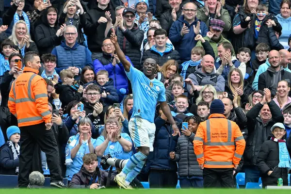 Manchester City 'den Jrmy Doku, 13 Nisan 2024 tarihinde Etihad Stadyumu' nda oynanan Premier League maçında Manchester City 'ye karşı Luton Town maçına katılma golünü kutluyor.